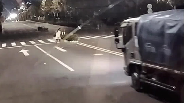 两人晚上在大马路打羽毛球