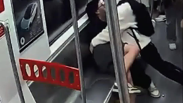 00后男生见义勇为阻拦，成功控制