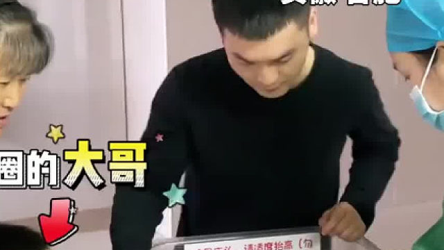 家人在产房外等待，当哥哥听到是两个弟弟后，捂脸蹲地：“不要啊！”