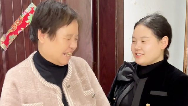 婆婆很少出门，今天悄悄给她买几件衣服，婆婆幸福的笑容太感染人