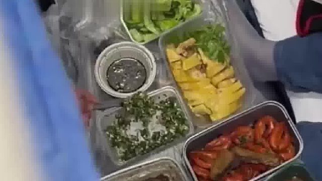 起猛了！火车上吃“满汉大餐” ，鸡鸭鱼肉虾样样都有！