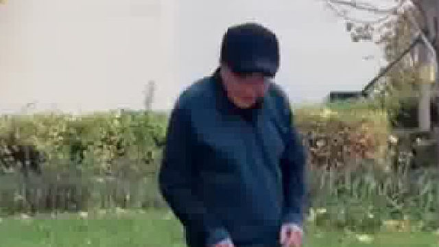 狗狗嫌老人走路牵绳太慢也不敢跑