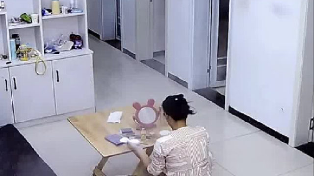 女子怀孕生子四年后首次打扮，只因丈夫一句不化妆成了黄脸婆，丈夫通过监控与妻子交谈后笑翻天