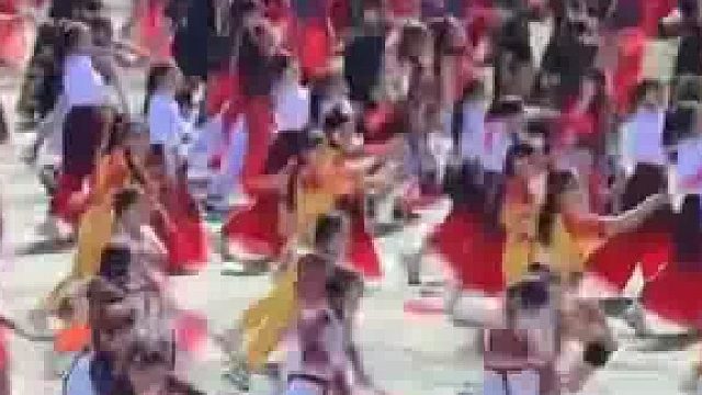 一学校运动会上表演千人扇子舞 中国风魅力尽显
