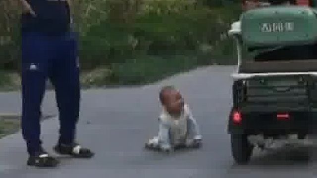 网友在自家小区拍到的一幕，“不知道宝妈能不能刷到，我拍的时候，他已经爬很久了。”