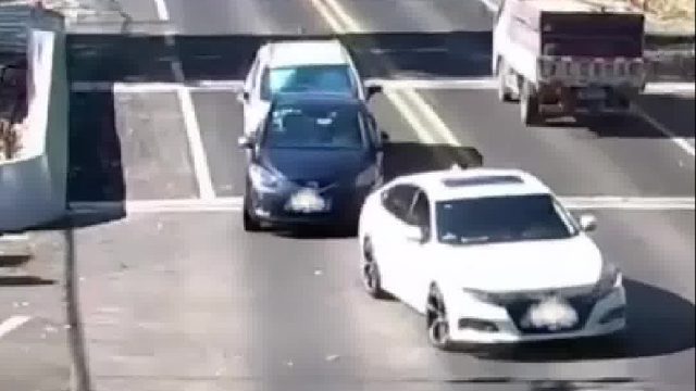 开车分神一瞬间.......酿了事故负全责！