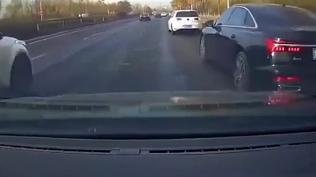 面对奥迪恶意别车，视频车一再忍让最后忍无可忍！