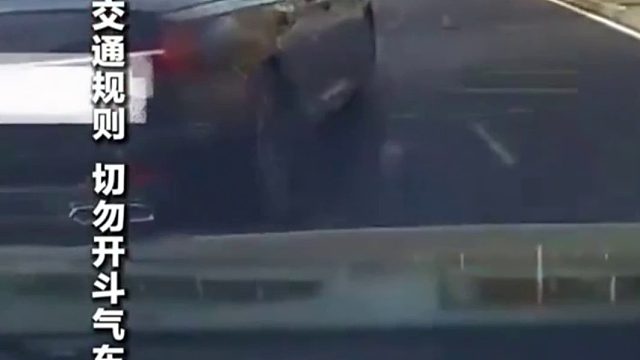 奥迪车多次恶意别车，后车几次避让仍不依不饶最后竟然.....