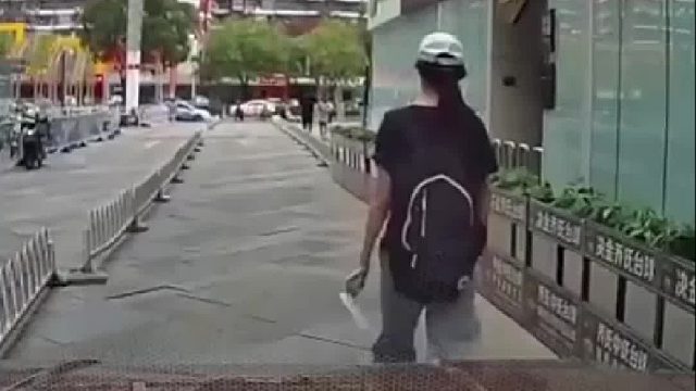 女子走在机动车道挡住车去路，司机无奈鸣笛不料女子竟直接挡在车前！