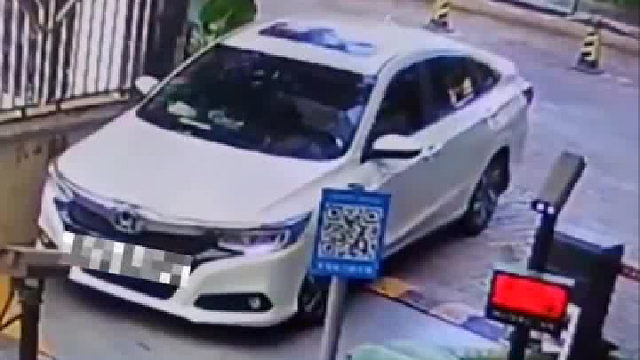 女子车辆溜车撞到地库内保时捷