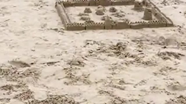 小孩：刚才沙子不成形用尿和沙做的城堡呢？？？？？？