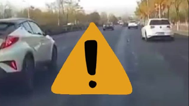 面对奥迪车恶意别车，视频车一再忍让，最终忍无可忍……