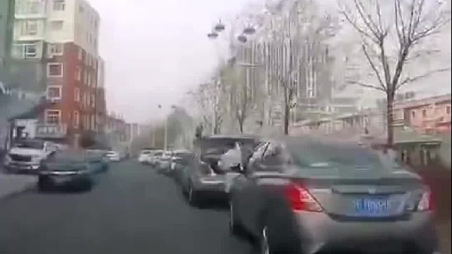 小孩路边“鬼探头”险被撞，司机大哥：这要是撞了我心里都过意不去！