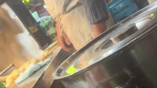 游客称只买烧饼坐空桌遭驱赶，商家：2块一个烧饼哪有座。最后烧饼都没卖给游客。