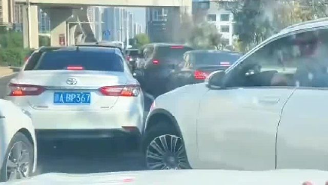 遇前车加塞，后车驾驶员拍视频举报！