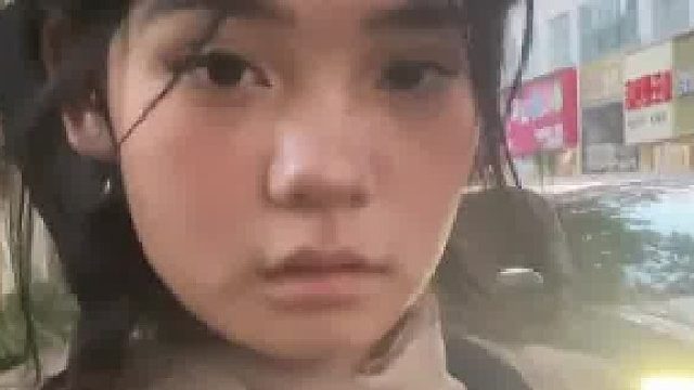 女生晒出沿街边行走一幕，有一种不在城市里的美，“一看就是末世文里生活了很久的强大女主”