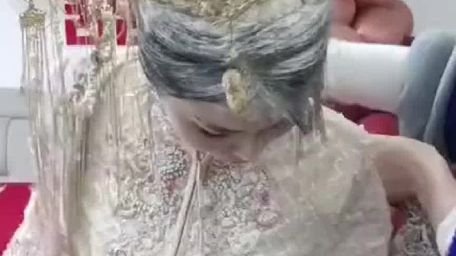 结婚那天 本来美美的新娘，被人用一袋面粉从头倒下