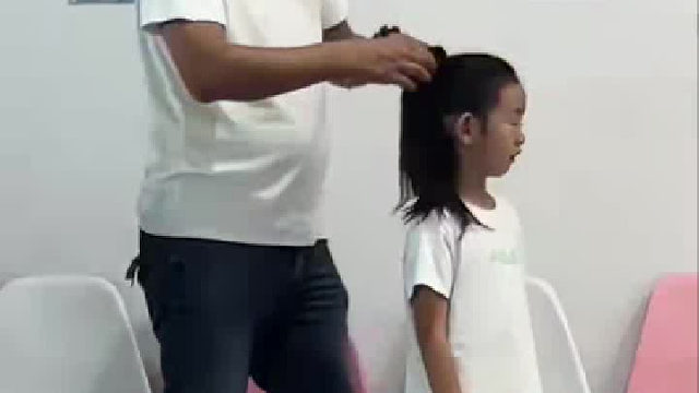 舞蹈老师不经意间拍到爸爸给女儿扎头发