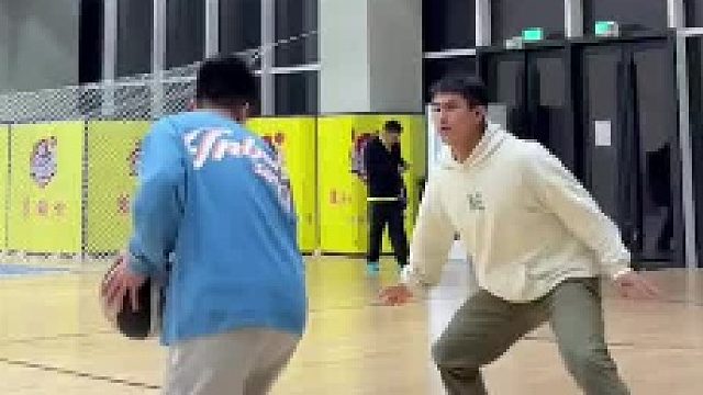 适合突破型后卫的进攻脚步，“滚筒转身虚晃”的完整解析来啦，简单实用