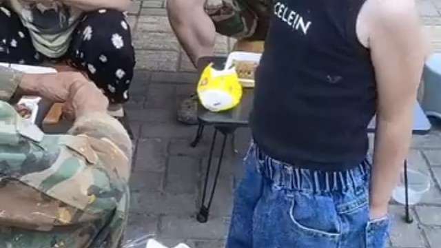 女孩好厉害好勇敢啊，这爷爷看着好凶啊