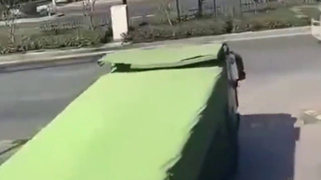 一路人骑单车经过路口时，突然驶出一辆货车