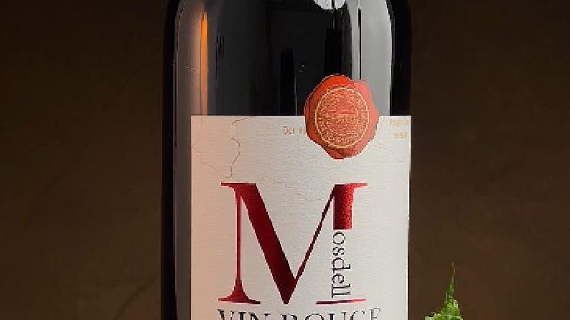 一瓶酒，以匠心传承百年，以艺术酿造开启新纪元。