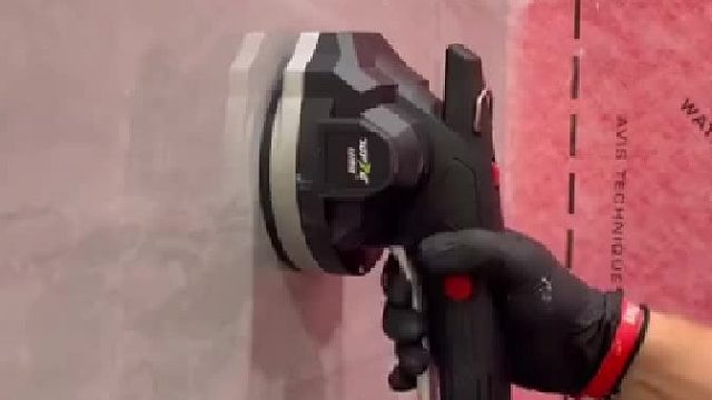 认真的工人是这样粘贴浴室瓷砖的