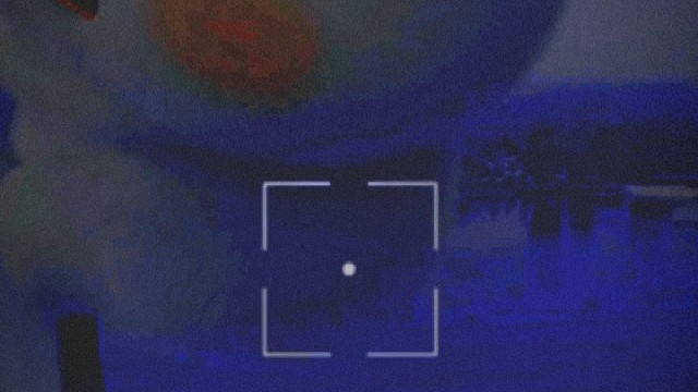 某人嘴笨，他要去给岳父拜寿，但不会讲好话。
他老婆教他说：“敬祝岳父福如东海，寿比南山。”
他恐怕忘