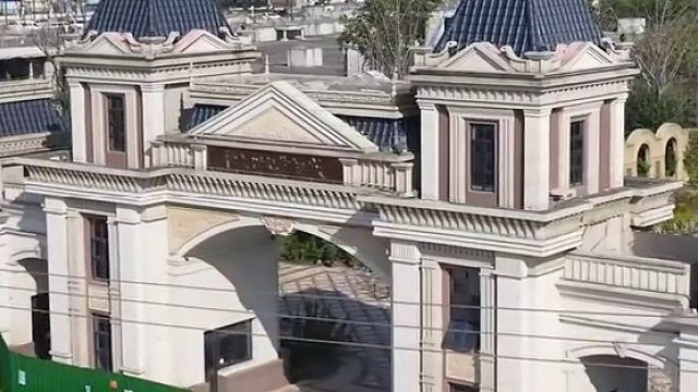 国内最牛的大门，大门建好了，房也卖完了，结果楼忘盖了。。。