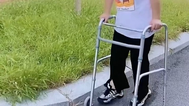 通过对大量患者的调查发现，症状包括：走路不稳、说话含糊不清、吃饭喝水呛咳、头晕、上下楼梯困难以及抑郁