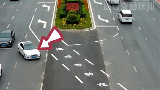 白色小车遇到这道路都不知道怎么行驶！