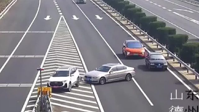 高速上停车随意变道，两车躲过第三辆没躲过！