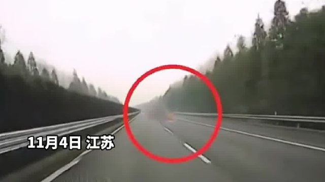 车辆高速行驶中突然起火，司机反应迅速果断跳车！