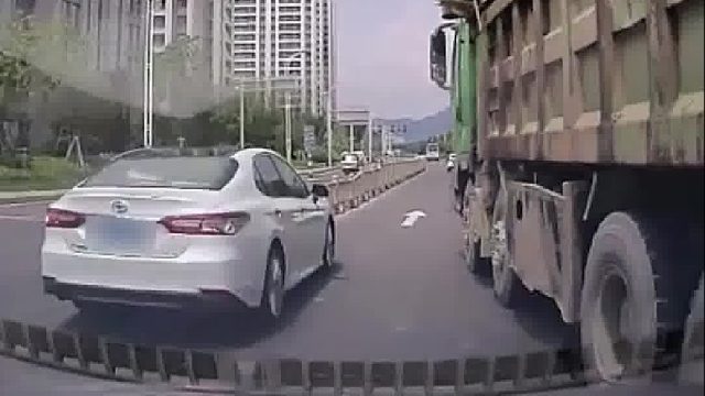 占用非机动车道随意变道逼停车辆！