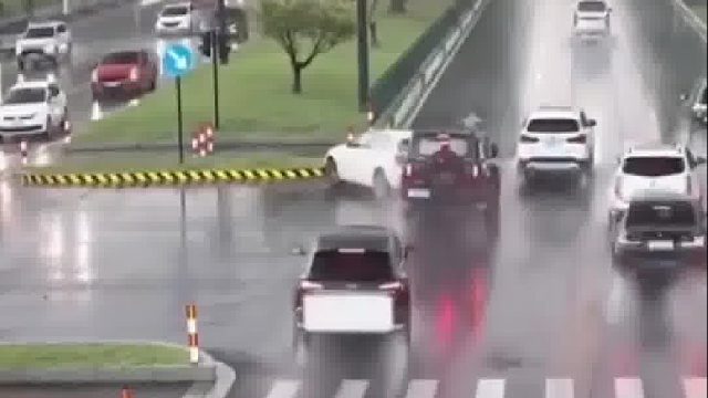 小车雨天错过路口突然刹车，引发后方来车连环事故！