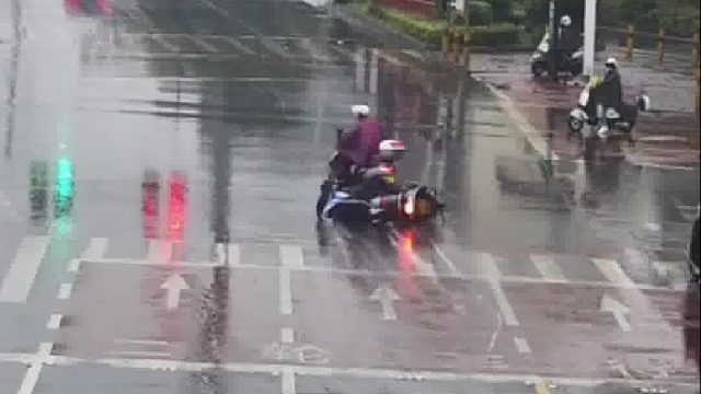 半路杀出个程咬金，上演移动式打靶！