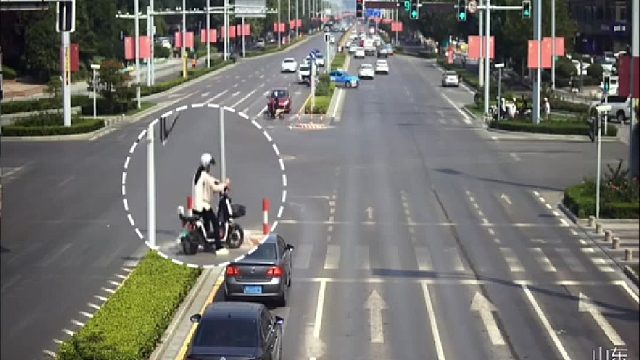 侥幸心理闯红灯电动车被撞飞，驾驶人神反应躲过一劫！