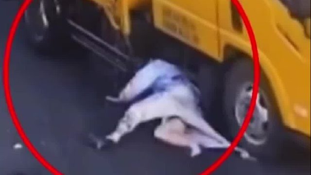 男子骑摩托摔倒撞上货车10秒S里逃生2次！