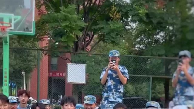 给大学生们表演才艺，这波操作应该是徒手俯卧撑的天花板的吧