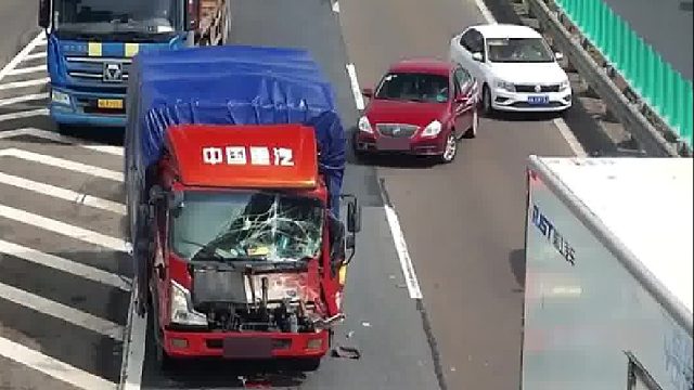 小车滚滚车流中急刹停车，引发后方车辆追尾他却溜之大吉！