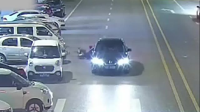 开车不看路！发生事故负全责！