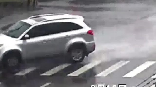 雨天路口“抢黄灯”刹不住小车“面目全非"