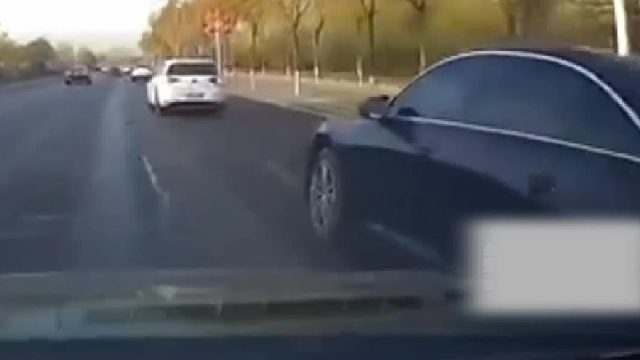 黑车多次变道别车，最后发生了这样的一幕！