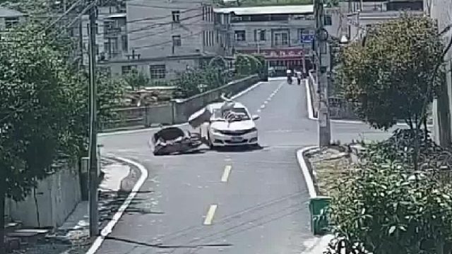 路口不减速事故担全责！