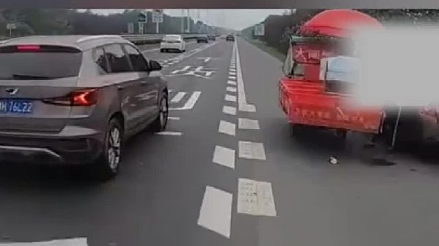 SUV靠边时与直行摩托车相撞！！！