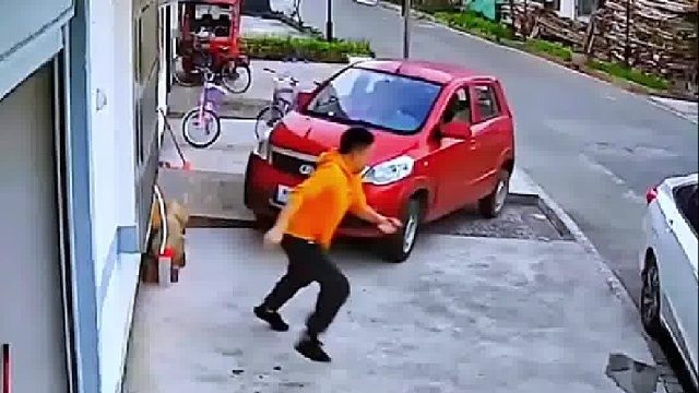 老头乐失控径直撞向路对过的小伙，小伙有惊无险！
