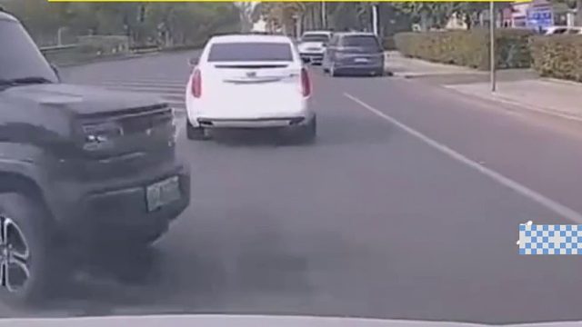 女司机越线行驶，撞上宝马车需赔10万元！