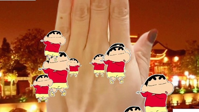 顾客：老板，有烩面吗?老板：有，顾客：多少钱一碗?老板：六块，顾客：不贵，给我来俩馍～，老板。