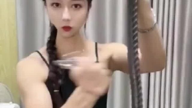 这娘们你敢惹吗？