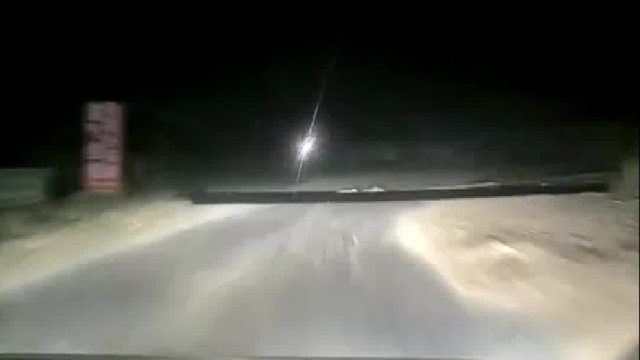 断关路没有提示轿车深夜冲下农田！